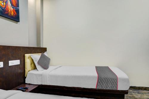 1 Schlafzimmer mit 2 Betten und einem Tisch in der Unterkunft Townhouse 1199 Hotel Dev's Inn by CJ in Gunadala