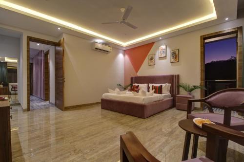 ein Wohnzimmer mit einem Bett und einem Sofa in der Unterkunft Euphoria Luxury Villa - 5BHK - Private Pool - Jacuzzi, Baga in Baga