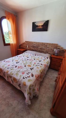 a bedroom with a bed with a floral bedspread at Dúplex Bornoi in Vinarós