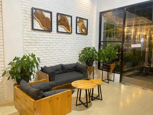 Χώρος καθιστικού στο Urbanview Hotel Medio Inn Palu by RedDoorz