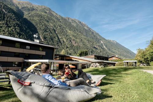 シャモニー・モンブランにあるBig Sky Hotel & Spaの大型膨張体に座る人々