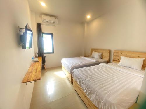 Ένα ή περισσότερα κρεβάτια σε δωμάτιο στο Urbanview Hotel Medio Inn Palu by RedDoorz