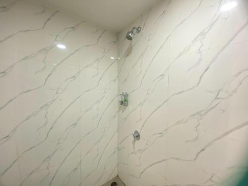Ένα μπάνιο στο Urbanview Hotel Medio Inn Palu by RedDoorz