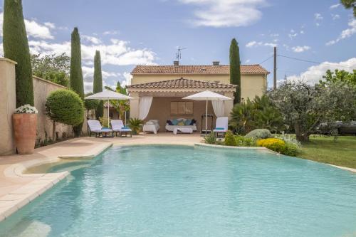 une piscine dans l'arrière-cour d'une maison dans l'établissement Villa Ambre, à Digne-Les-Bains