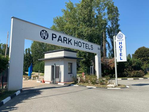 een hotelbord voor een parkeerplaats bij ibis Styles Milano Est Settala in Settala