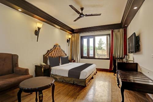 een hotelkamer met een bed en een bank bij Townhouse The Royce New Friends Colony in New Delhi