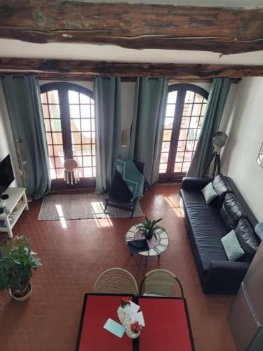 uma sala de estar com um sofá e uma mesa em île en Provence em Martigues