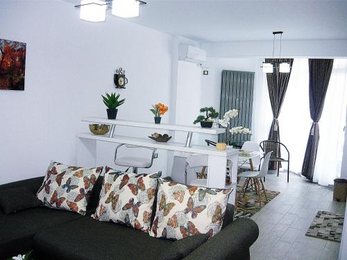 ein Wohnzimmer mit einem Sofa und einem Tisch in der Unterkunft Apartament Sunny Holiday in Mamaia Nord – Năvodari