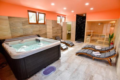 eine große Whirlpool-Badewanne in einem Zimmer in der Unterkunft Budimberg Kuća za odmor s bazenom in Ludbreg