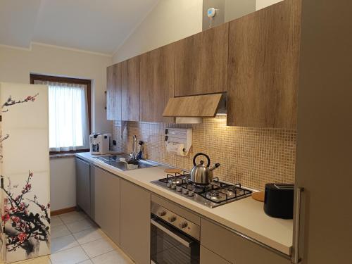 uma cozinha com fogão forno ao lado de um lavatório em Alba Apartments L'Aquila em LʼAquila