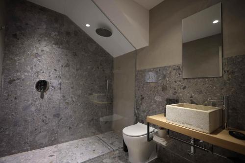y baño con lavabo y aseo. en Residenza San Giovannello, en Marsala