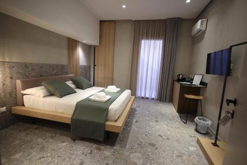 1 dormitorio con 1 cama y TV en Residenza San Giovannello, en Marsala