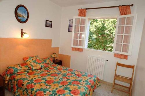 une chambre avec un lit et une fenêtre dans l'établissement Appartement T 2 vue mer, à Cavalaire-sur-Mer