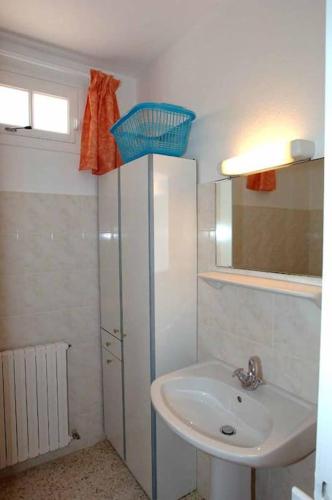 une salle de bain avec un lavabo et un miroir dans l'établissement Appartement T 2 vue mer, à Cavalaire-sur-Mer