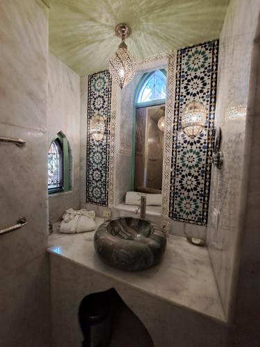 A bathroom at Dar Al Kounouz