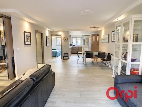 un salon avec un canapé et une table dans l'établissement Appartement de standing trois chambres, centre ville, à Sainte-Maxime