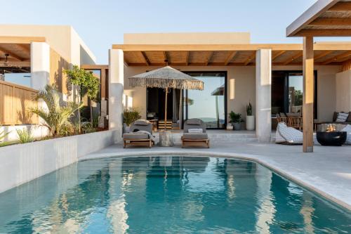 una piscina en el patio trasero de una casa en Unique Blue! Resort and Villas Adults Only en Karteros