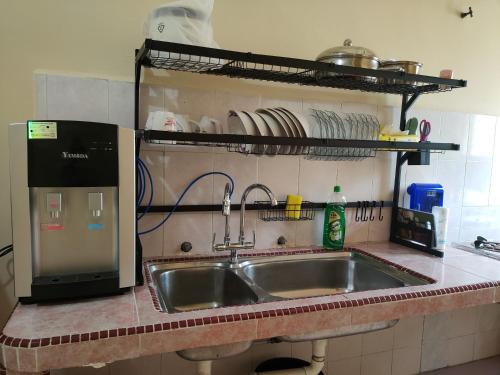 um balcão de cozinha com um lavatório e um micro-ondas em Kapar Nala 50 Double storey3 Rooms 1-6 pax em Kapar