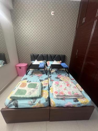 מיטה או מיטות בחדר ב-SAI POOJITHA SERVICE APPARTMENT