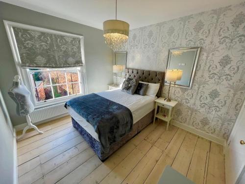 Katil atau katil-katil dalam bilik di Luxury Georgian House With Sauna Sleeps 19-23