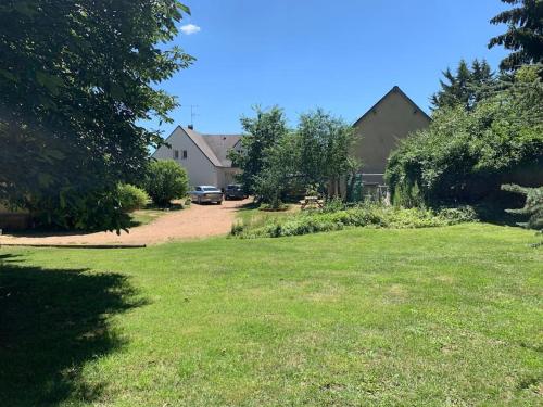 podwórko z domem i samochodem zaparkowanym w nim w obiekcie Maison piscine famille nombreuse 13 couchages w mieście Écublé