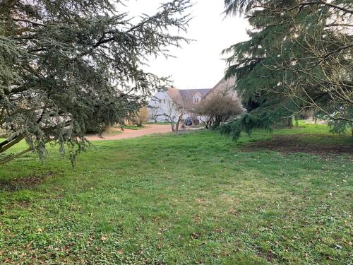 pole trawy z drzewami i polna droga w obiekcie Maison piscine famille nombreuse 13 couchages w mieście Écublé