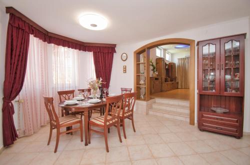 Villa Natalia near the Sea - by Istrabook