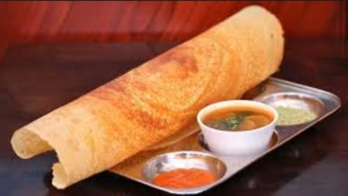 ein Burrito auf einem Tablett mit zwei Dip-Saucen in der Unterkunft Jaipur Vintage House-A Luxury Heritage Hotel In Jaipur Bani Park in Jaipur