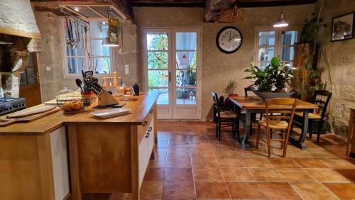 Dapur atau dapur kecil di Maison Cassin47