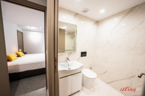 La salle de bains est pourvue d'un lavabo, de toilettes et d'un lit. dans l'établissement Music, F1 & Fashion Fun in this holiday home, à San Pawl il-Baħar