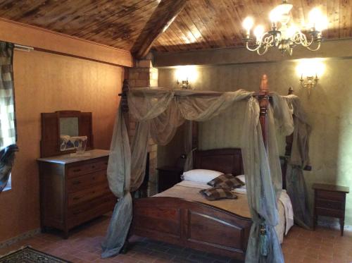 Postel nebo postele na pokoji v ubytování Hotel Il Feudo Dei Pierleoni