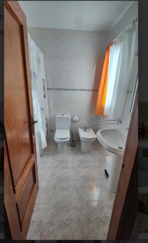 a bathroom with two toilets and a sink at Dúplex Bornoi in Vinarós