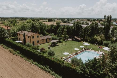 eine Luftansicht eines Anwesens mit Pool in der Unterkunft Il Giardino Degli Ulivi in Cortona