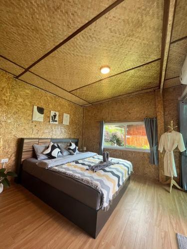 Katil atau katil-katil dalam bilik di CR farm stay ซีอาร์ฟาร์มสเตย์