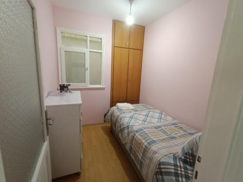 Dormitorio pequeño con cama y lavamanos en Hatice, en Estambul