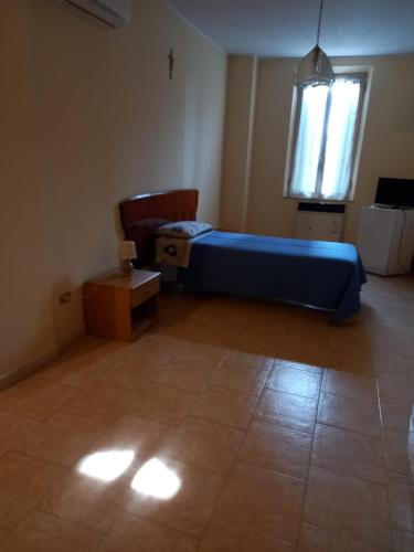 a living room with a blue couch and a window at Agriturismo Lucchetta in Reggiolo