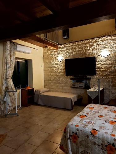 Habitación con 2 camas y TV de pantalla plana. en Sardinia House, en Villamassargia
