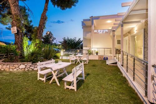 Κήπος έξω από το Agali Rooms
