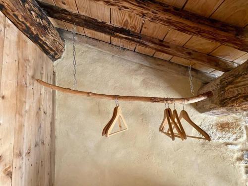 um par de esquis pendurados no tecto de um quarto em Crocoloft Nimes Centre em Nîmes