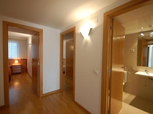 La salle de bains est pourvue d'un lavabo et d'un miroir. dans l'établissement Lets Holidays Tossa de Mar Ancora, à Tossa de Mar