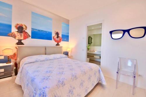 una camera da letto con un letto e un paio di occhiali sul muro di SUITE DOLCEVITA by KlabHouse a Zoagli