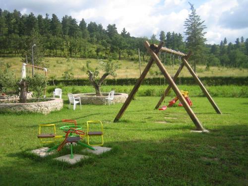 un parque con columpios en el césped en U' Cecere Agriturismo, en Agropoli