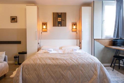 Säng eller sängar i ett rum på Traumhaft schöne Welt - Stilvolles Apartment mit Küche und Bad
