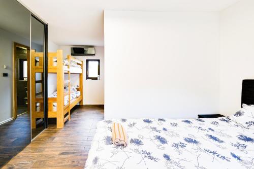 ein Schlafzimmer mit einem Bett und ein Zimmer mit einem Etagenbett in der Unterkunft Ranch Falcone in Hrvatska Dubica