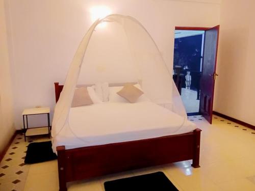 1 cama con dosel en una habitación en Villa of Green en Galle
