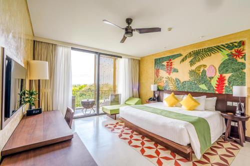 富國的住宿－Salinda Resort Phu Quoc - Sparkling Wine Breakfast，酒店客房设有一张大床和一个阳台。