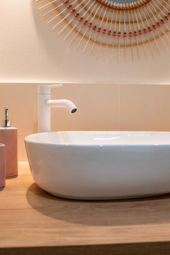 une salle de bain avec un lavabo blanc et un miroir dans l'établissement La Serrisienne 6 - Val d'Europe - Disneyland Paris - 9 Personnes, à Chessy