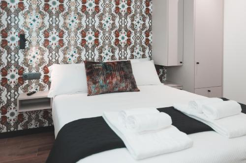 1 dormitorio con cama blanca y pared en Alma Candida 01, en Valença