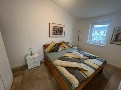 a bedroom with a bed and a window at Top 2-Zimmerwohnung mit Balkon in Ludwigsfelde