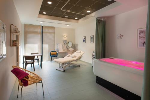 um quarto de hospital com uma cama, uma mesa e cadeiras em DOMITYS LA GALLIQUE em Provins